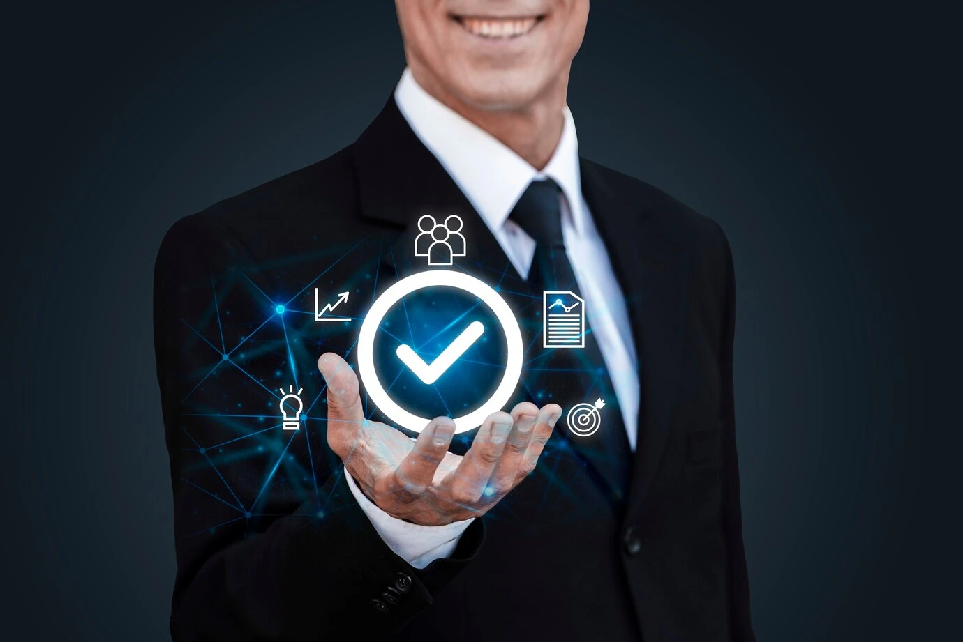 Homem de terno apresentando gráficos e ícones digitais representando Compliance e Regulamentação em um fundo escuro.